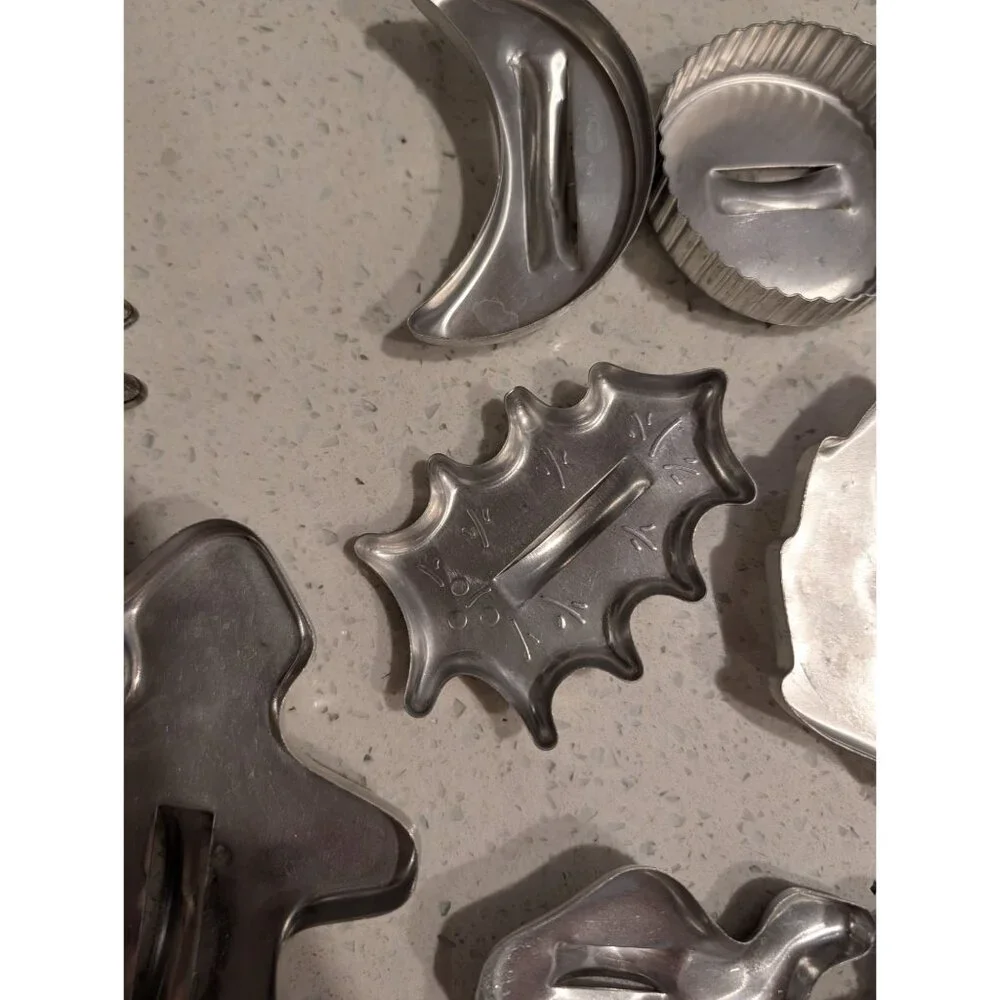 Vintage 1950s Assorted Metal Cookie Cutters Set Of 19 - Picture 4 of 16